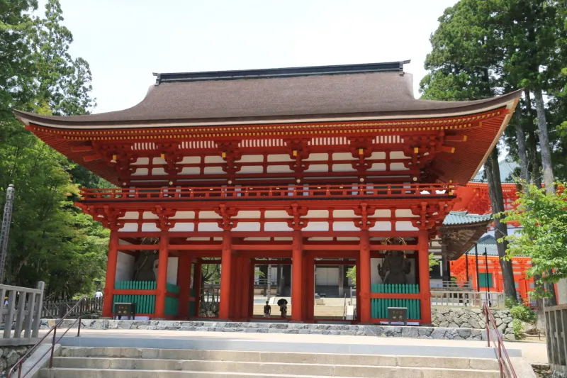 鎌倉時代の建築様式で２０１５年に再建された中門