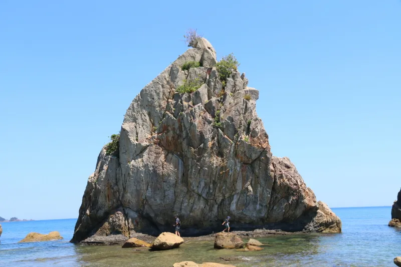 岩の下にいる人が小さく見える高さ１５ｍの蛙子島