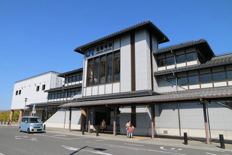 和風建築の駅舎が特徴となっている法隆寺駅