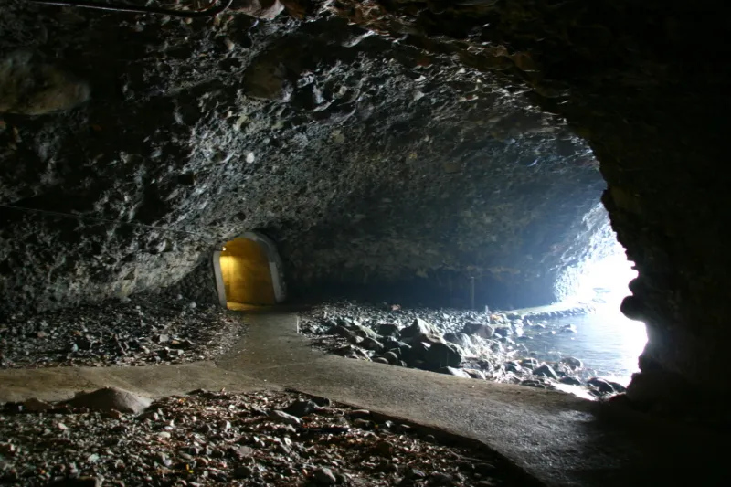 遊歩道にはトンネルも造られていて賽の河原と呼ばれる洞窟