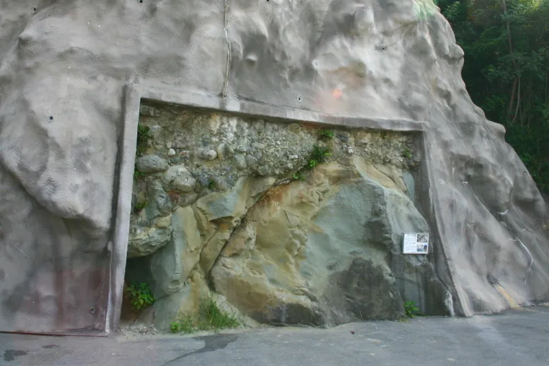 駐車場の横に展示されている１６００万年前の地層