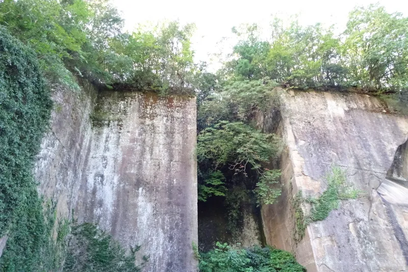 絶壁の高さ２５ｍ、三才谷の大岩と呼ばれた採石場