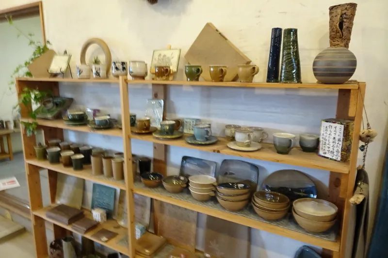 陶芸館では来待石を釉薬として使用した陶器も販売