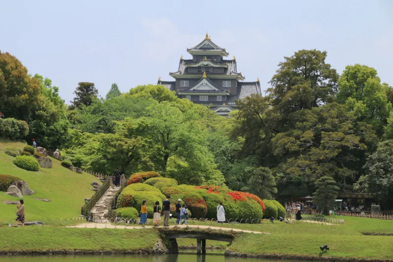 園内から眺めることのできる岡山城の天守閣 