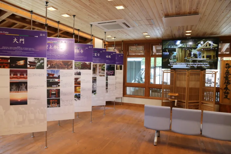 高野山の歴史文化を写真や映像で紹介する展示コーナー