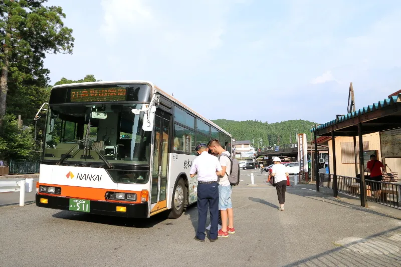 高野山駅を始め、各所を結ぶ南海バスのバス停「奥の院前」