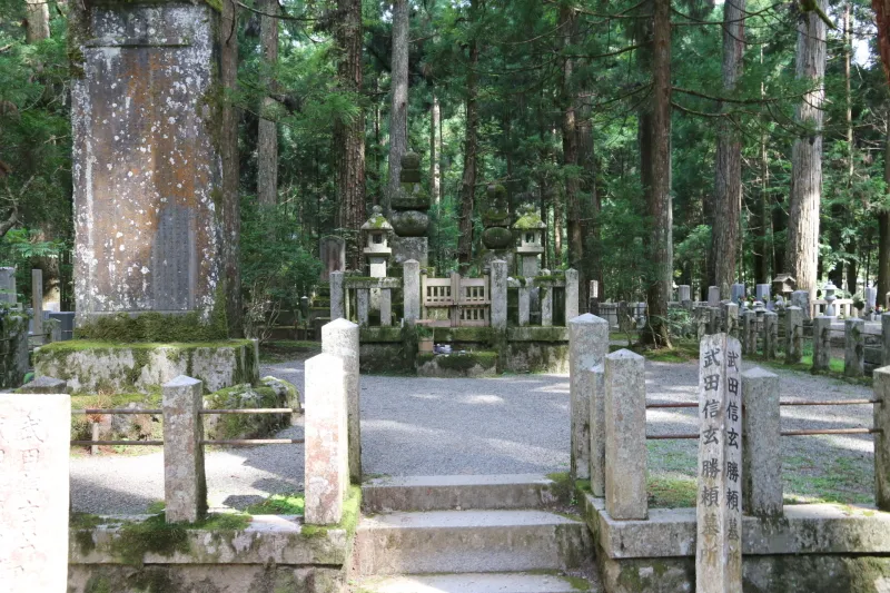 簡素な墓石が立てられている武田信玄・勝頼墓所