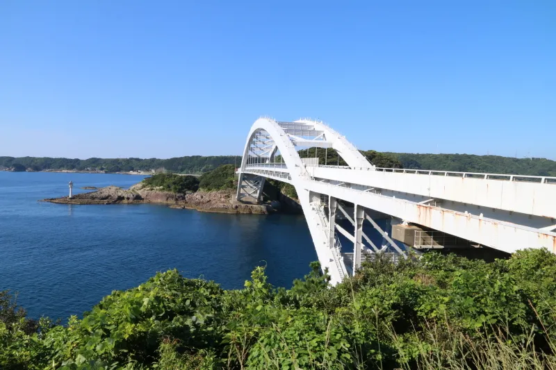 青い空に白い橋がひときわ目立つ、串本大橋