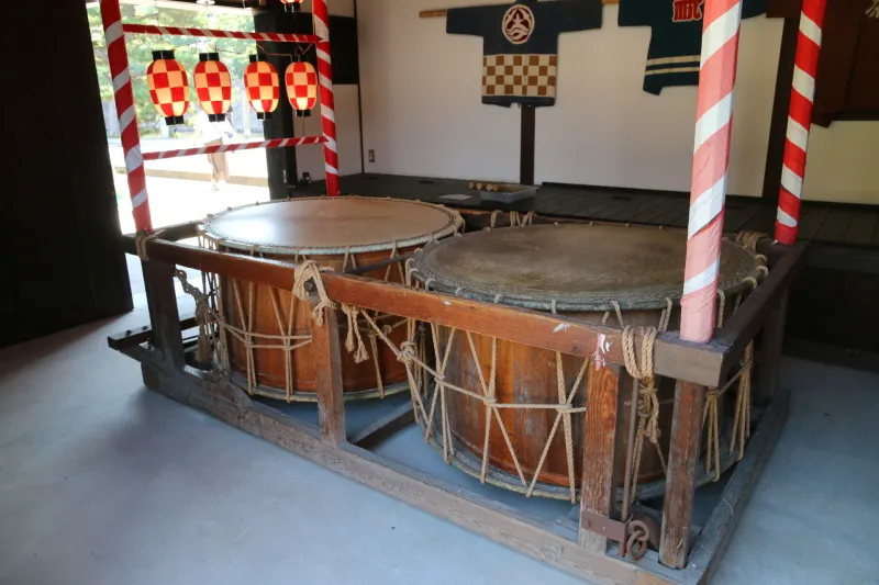 松江の伝統行事「鼕行列」で使われた太鼓が展示され、叩くことも可能