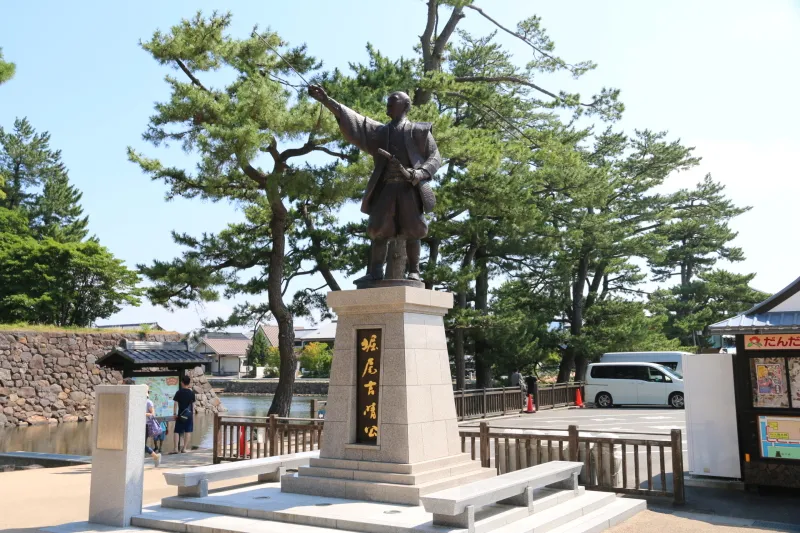 大手門跡に銅像が建てられている松江城を築城した堀尾吉晴