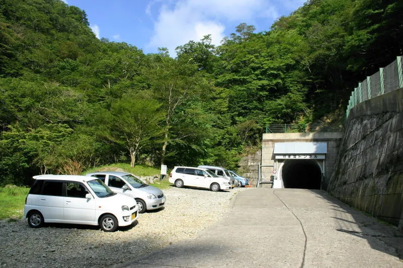 トンネル入口に整備されている弥山登山口駐車場