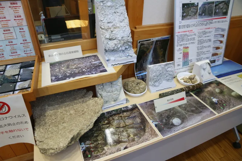 那智川の堆積物や土層を紹介する地質コーナー