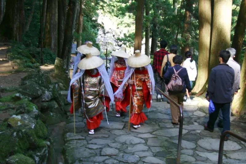 毎年１０月に行われる平安衣装で参拝する「あげいん熊野詣」