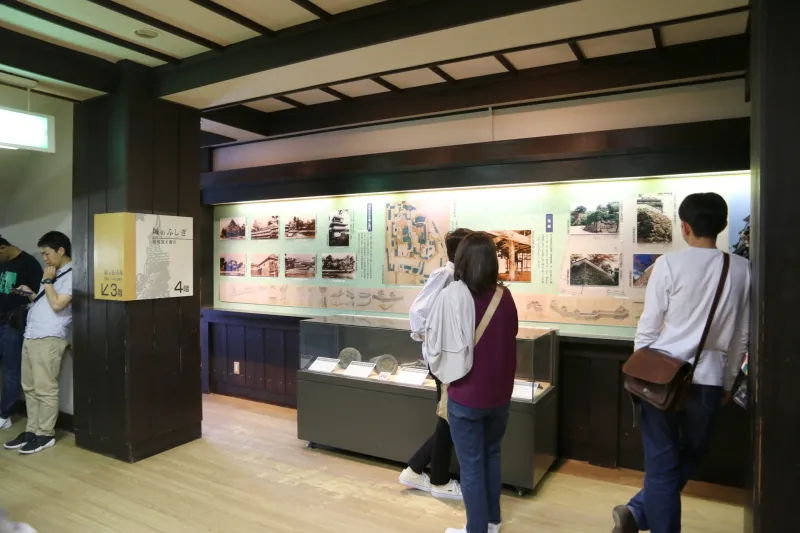 天守閣の内部は刀や甲冑など歴代藩主の古物を展示する博物館 