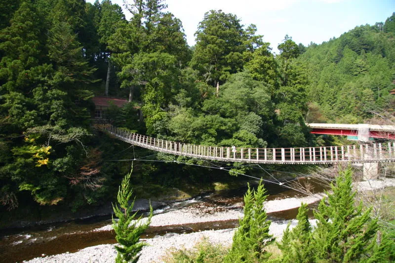 日高川の両側を繋ぐように架かる吊り橋