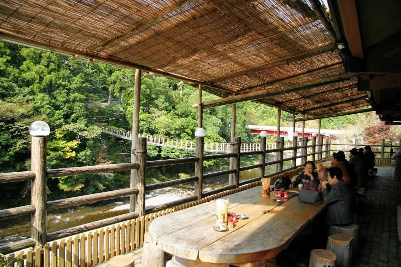 静かに流れる日高川を見ながら食事ができるオープンテラス
