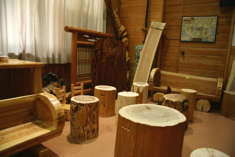 ウッディプラザ木族館とも呼ばれ、地元の木を使った木製品も販売