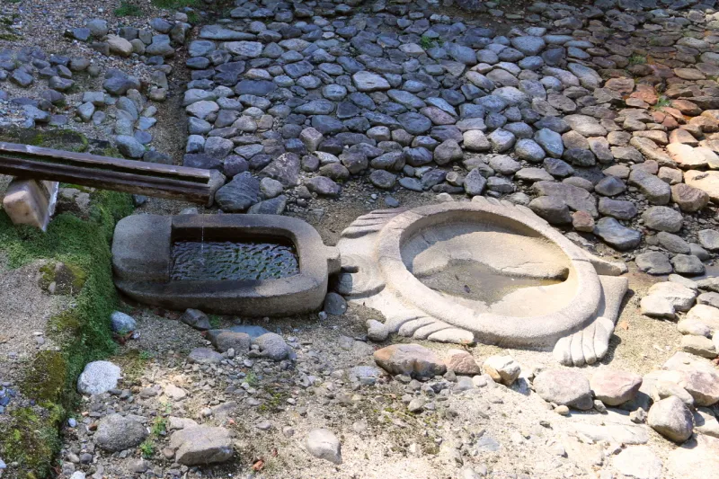 上部から流された水が通るように足が付けられた亀形石造物 