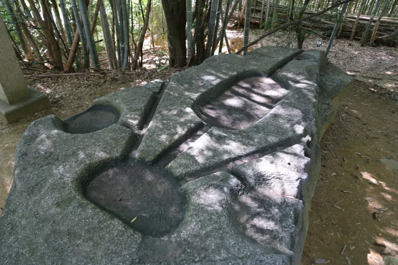 石の表面に彫られている大きな窪みと溝 