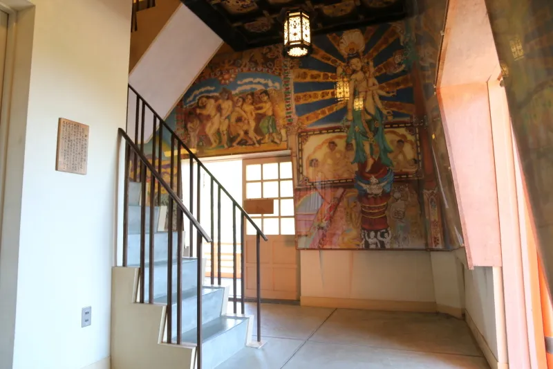 三重塔の内部は壁画が飾られ、飛瀧権現が安置されている建物