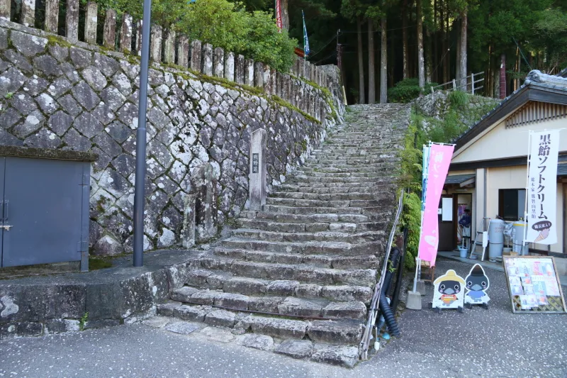 本堂裏側にある石段は世界遺産・熊野古道の入口