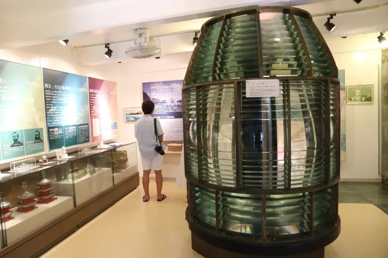 灯台の器材や歴史を紹介する潮岬灯台資料展示室