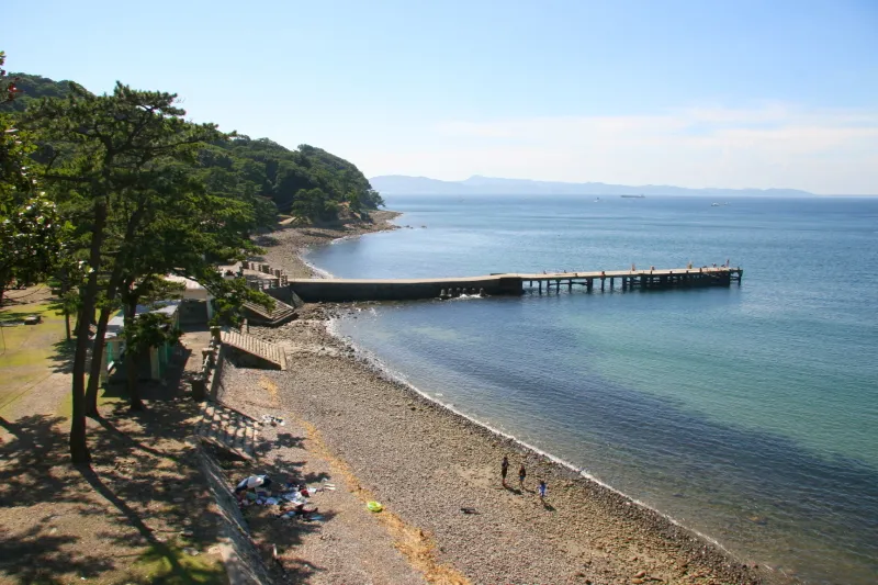 周りは海に囲まれ、のんびりとした光景の広がる野奈浦桟橋
