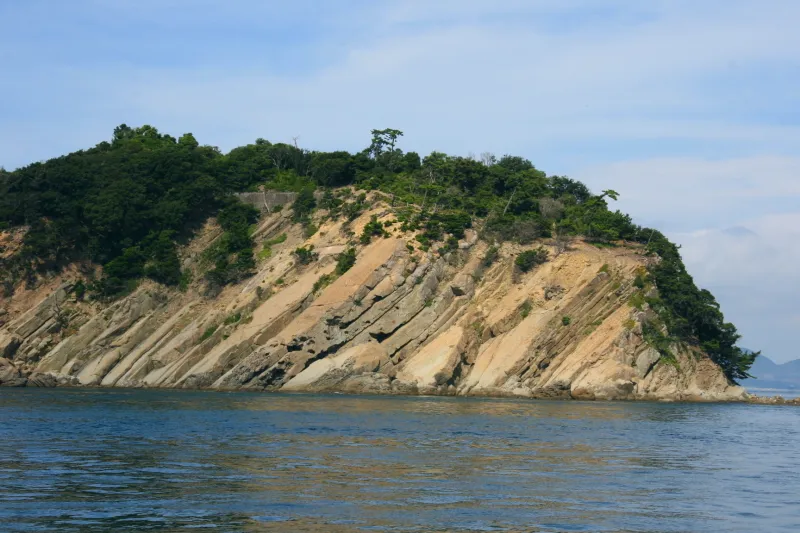 切り立った断崖絶壁となっている友ヶ島最東端の砂岩傾斜