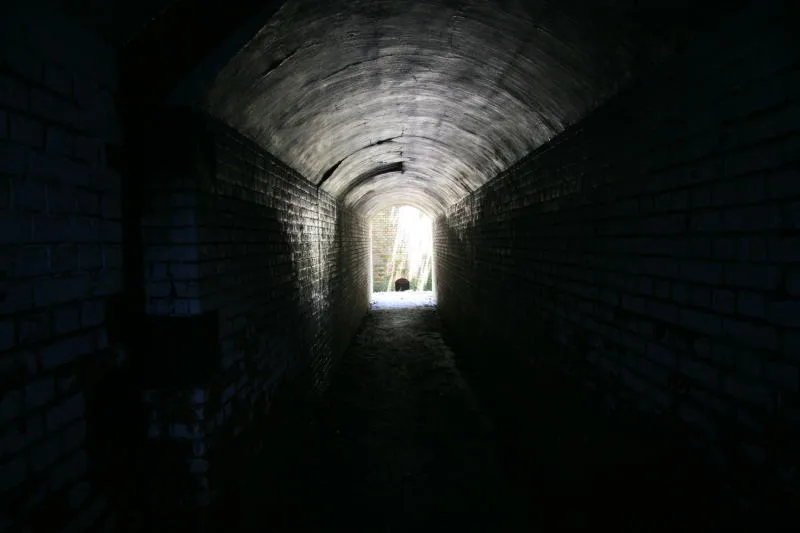 地下トンネルにも入ることができ、真っ暗な部屋などを見学可能
