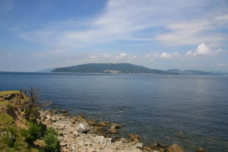 目の前は静かな海が広がり、その先に見える兵庫県の淡路島