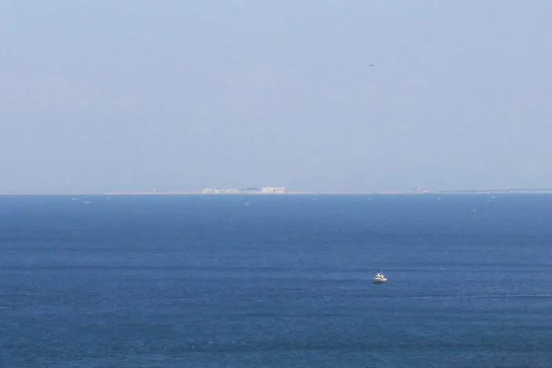 距離２５ｋｍ先にあり、大阪湾に白く見える関西国際空港