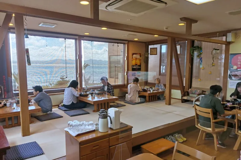 テーブルと座敷があり、窓からは宍道湖が望めるお店