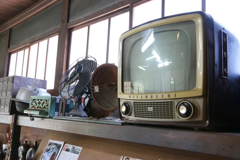 昭和のテレビや扇風機が並ぶ、レトロな展示スペース