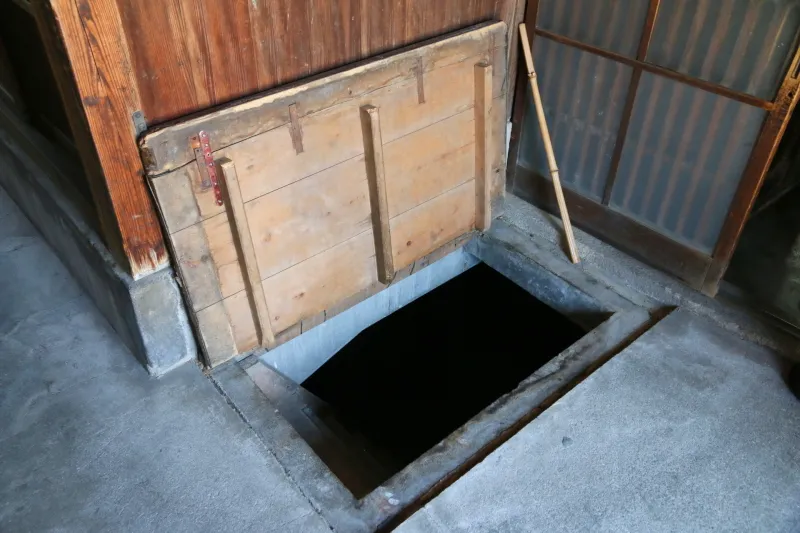 床に大きな穴が開いている戦時中に造られた防空壕の入口