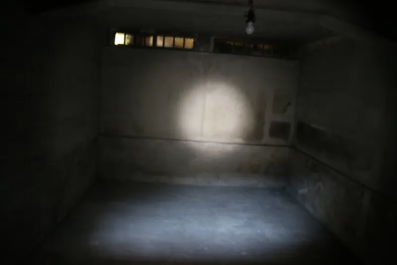防空壕は階段で降りることができ、ひんやりした真っ暗な地下室