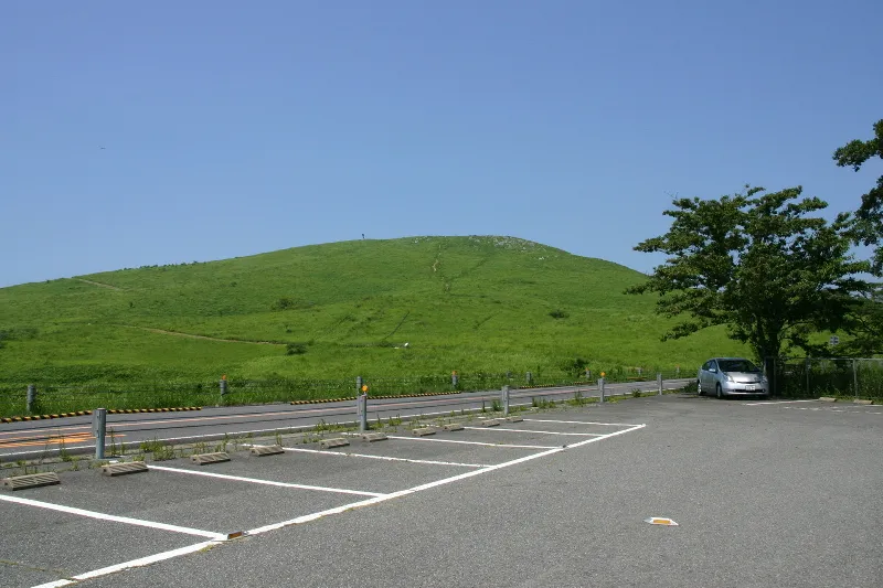 駐車場から見える丘のように盛り上がる北山