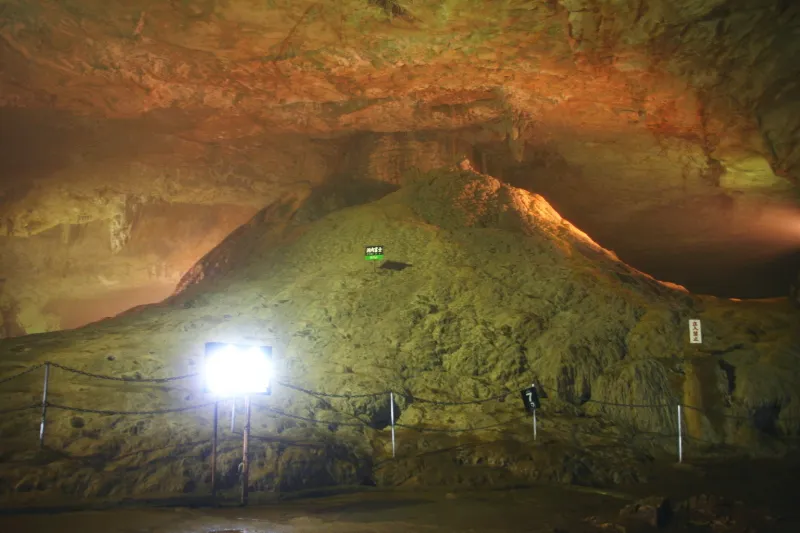 洞内富士と名付けられている円錐の形をした巨大な鍾乳石