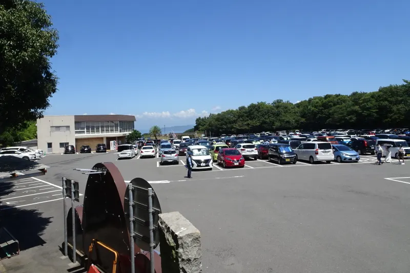 フラットで広いスペースのある山上駐車場