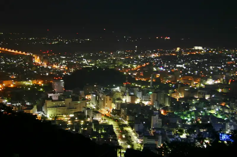 特に灯りが多く、綺麗に輝く、徳島駅方向の夜景