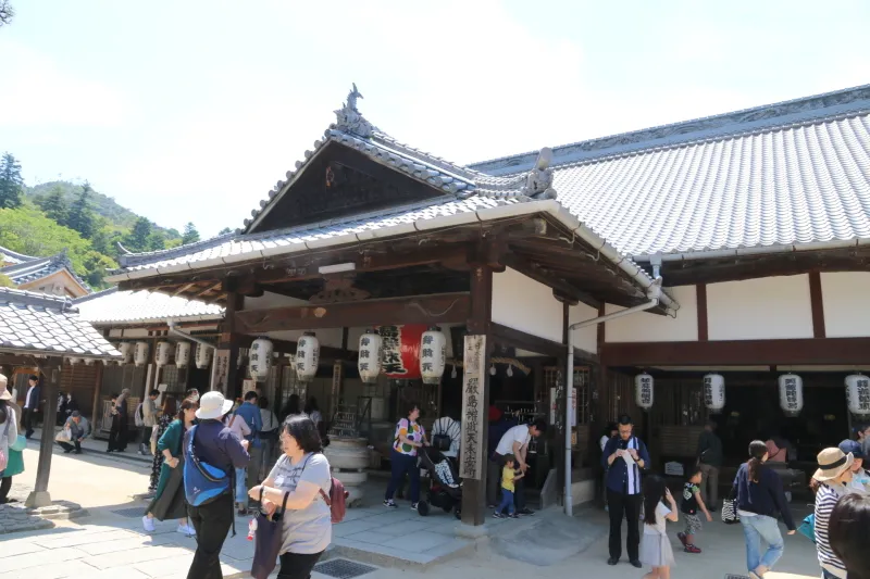 厳島神社の隣に立つ、日本三大弁財天の大願寺