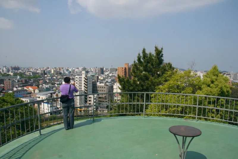 松山市内や道後温泉が眺められる高台に造られている展望台