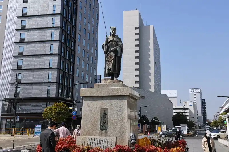 南口を出たところに立てられている平櫛田中の「五浦釣人像」