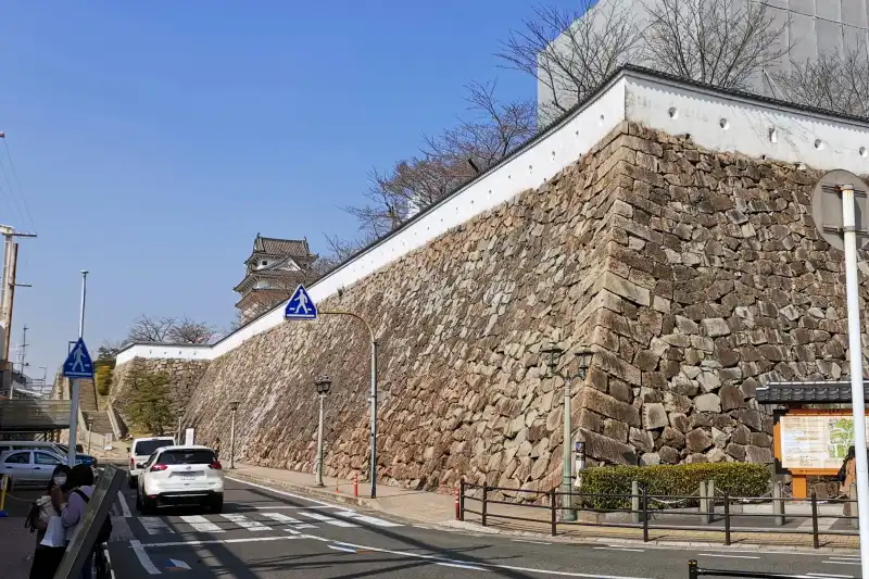 北口を出ると立派な石垣があり、全国的にも珍しい駅に隣接する福山城