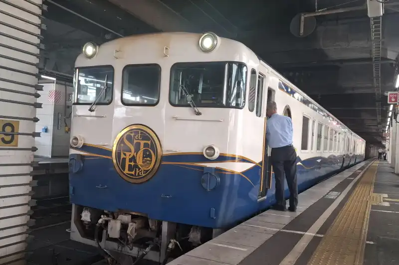 広島駅〜福山駅間を走る観光列車、etSETOra（エトセトラ）