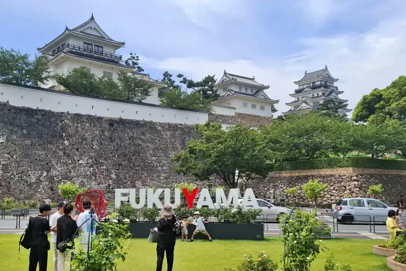 北口にある人気撮影スポット、FUKUYAMAモニュメント