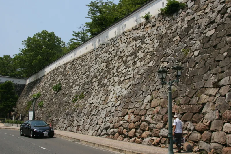 築城当時、目の前が海だったため、干満を考慮して造られた立派な石垣