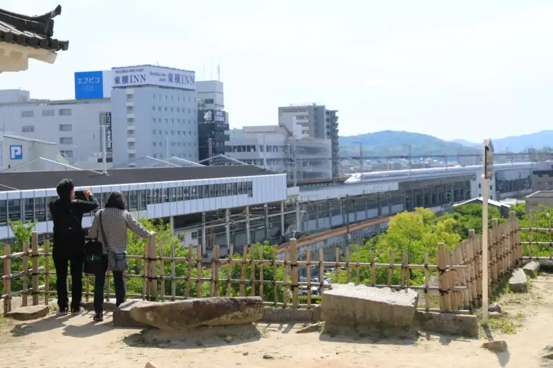 目の前が福山駅のため、城内から眺められる山陽新幹線