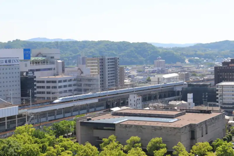 福山駅に隣接しているため、山陽新幹線が目の前を通過
