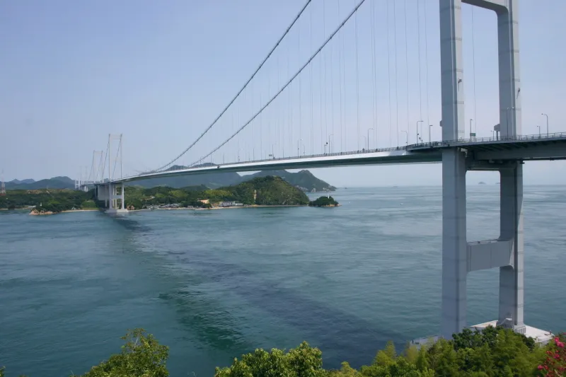 目の前に大きく見える全長１５７０ｍの来島海峡第三大橋