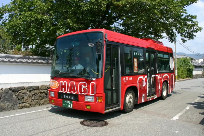 ４５分間隔で運行している周遊バス「萩循環まぁーるバス」 